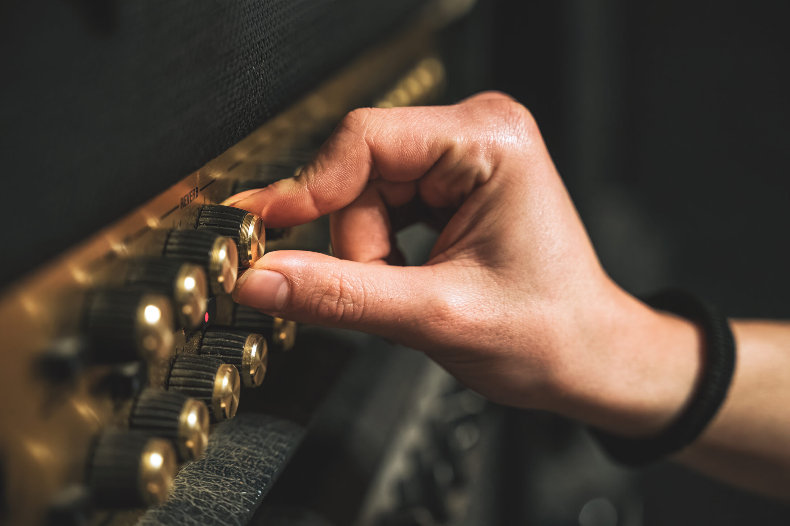 Turning knob on a guitar amp