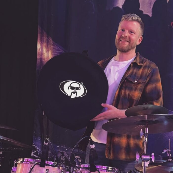 he latest addition to Team Protection Racket is the very lovely @joeenglanddrums 😎
Joe is a UK based independent drummer, primarily working on touring theatre productions both nationally and internationally. His performance credits include artists such as Kerry Ellis, Louise Dearman and Ray Quinn, as well as West End and touring musicals including Heathers, The Drifters Girl, Hairspray, and Saturday Night Fever.
He has also held a long-standing role in Wakefield’s pantomime productions. Joe tours regularly with hit shows like Northern Live – Do I Love You?, Sweet & Sour The Tribute and ABBA Mania, alongside performing in function bands, jazz ensembles, and studio sessions. He currently lives and teaches out of Holmfirth, West Yorkshire.
Welcome to the PR Family Joe, its a pleasure to have you ☀️
-
#protectionracket #protectionracketcases #protectionracketfamily #rolandspdsx #yamahadtx #alesisstrikemultipad #drums #electronicdrums #samplepads #drummersofinstagram #ukdrumshow